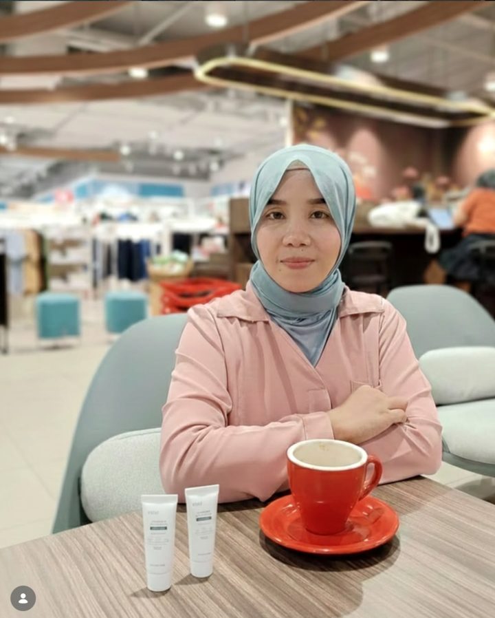 Konten Maya Puji Astuti (@yoimayadesu) untuk kampanye ESSELLO